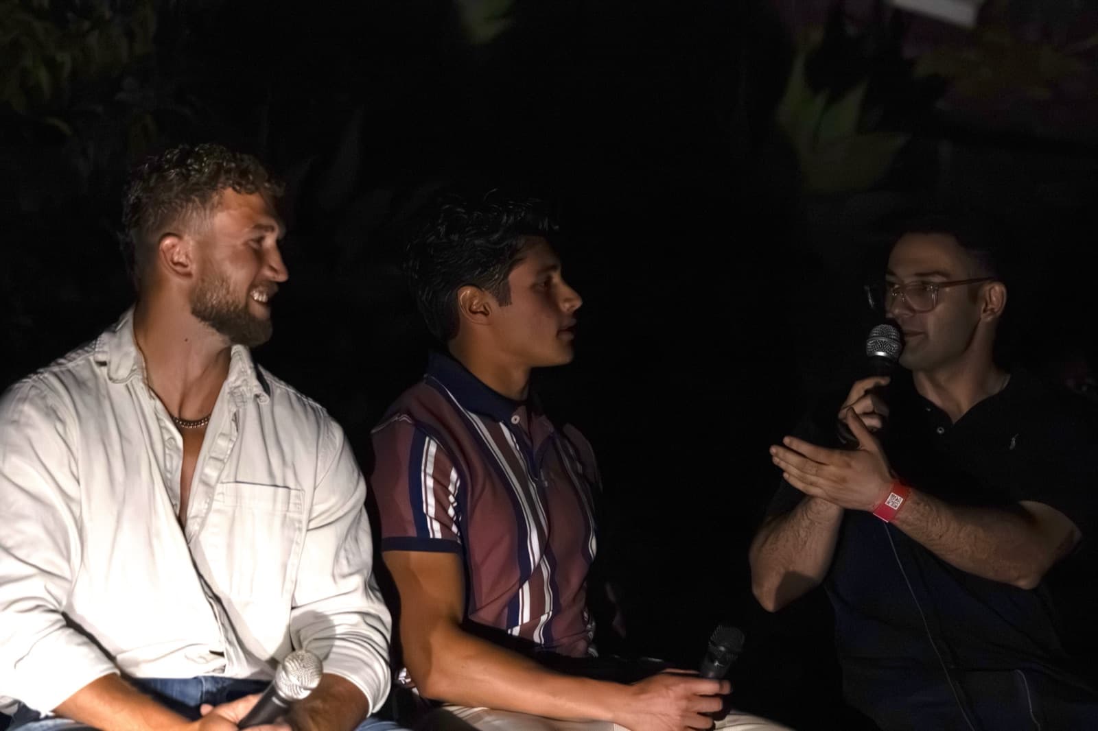 SDSU blind dating show: Pitching a question to the guys.